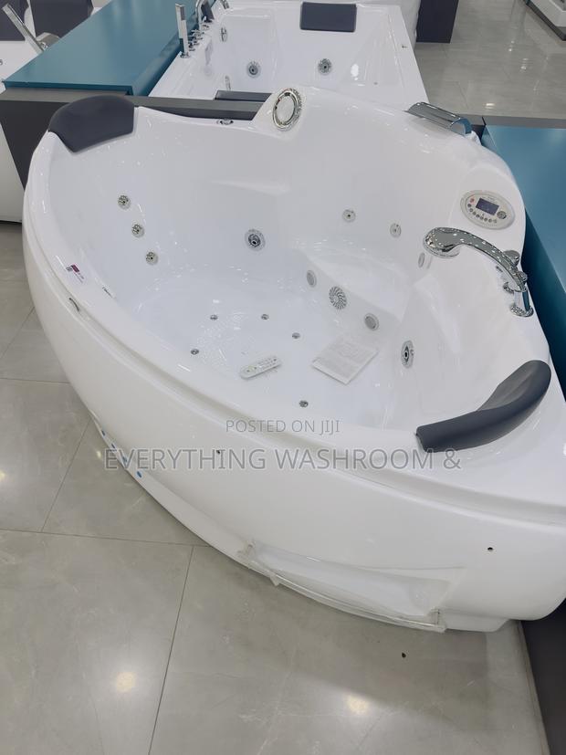 Massaging Bathtub_corner Jacuzzi · Photo 5