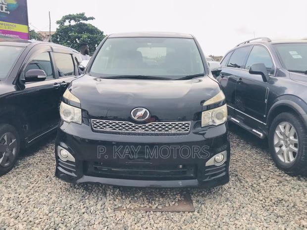 Toyota Voxy 2012 Black · Photo 2