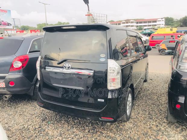 Toyota Voxy 2012 Black · Photo 3