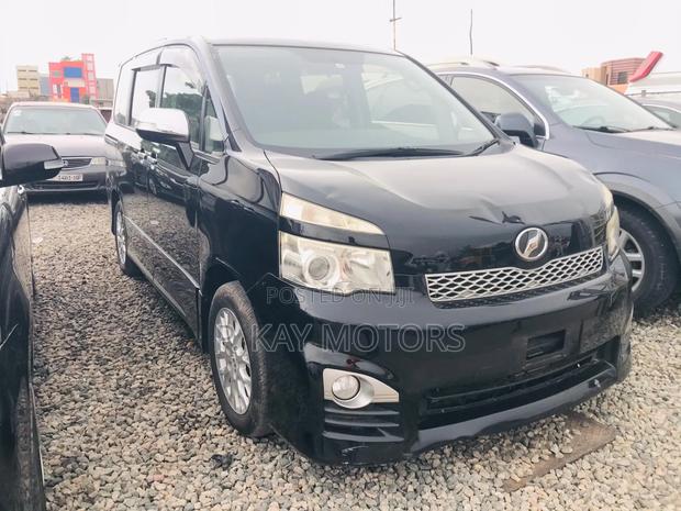 Toyota Voxy 2012 Black · Photo 5