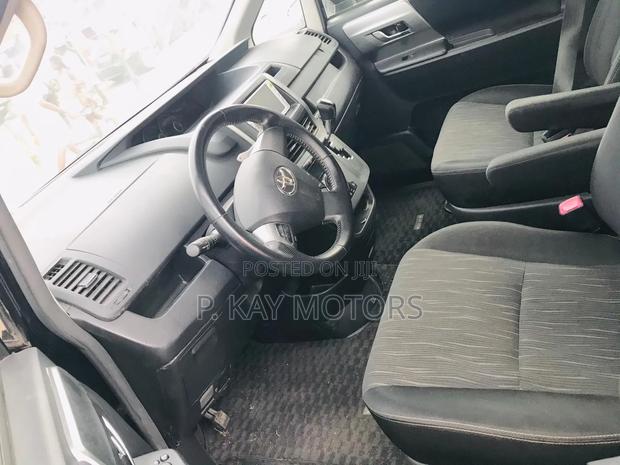 Toyota Voxy 2012 Black · Photo 6