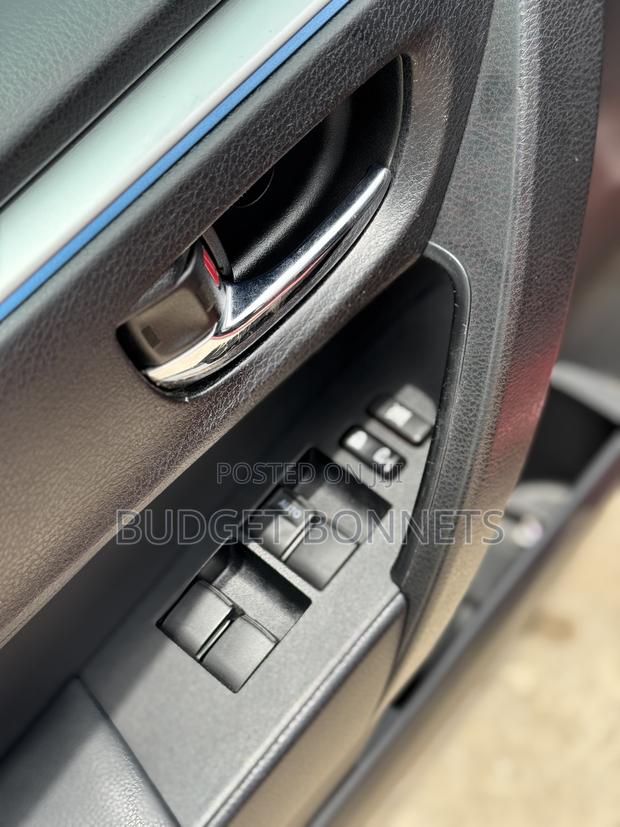 Toyota Corolla S 4dr Sedan (1.8L 4cyl CVT) 2015 Red · Photo 8