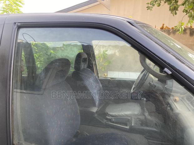 Nissan Caravan (Urvan) 2000 Black · Photo 3