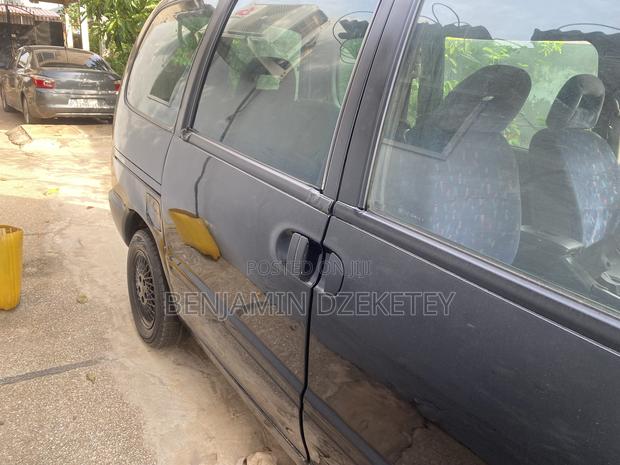 Nissan Caravan (Urvan) 2000 Black · Photo 5