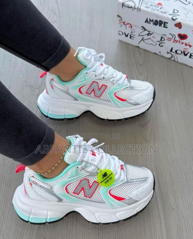 Authentic New Balance V2 530 Sneaker · Photo 3