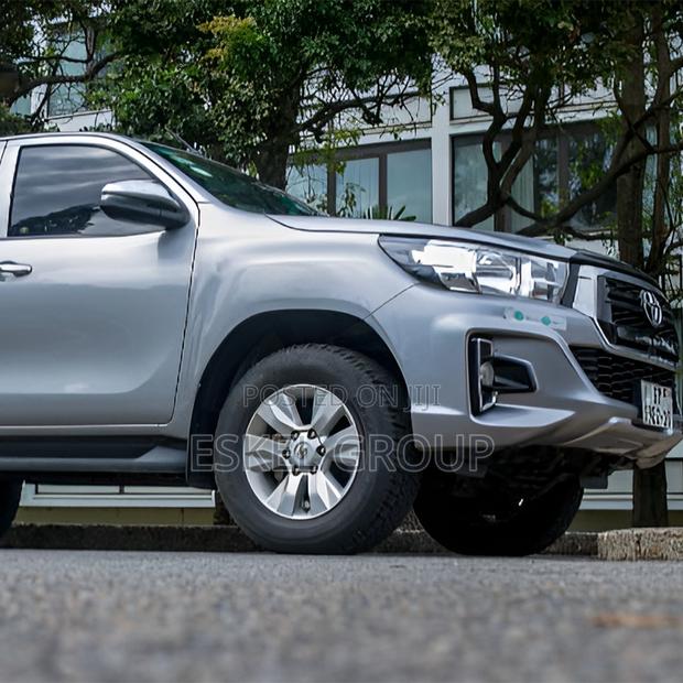 Pick Up Hilux Van for Rent Come With a Driver · Photo 1