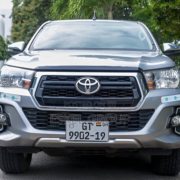 Pick Up Hilux Van for Rent Come With a Driver · Photo 2