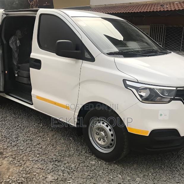 Hyundai H1 for Rent Come With a Driver · Photo 5