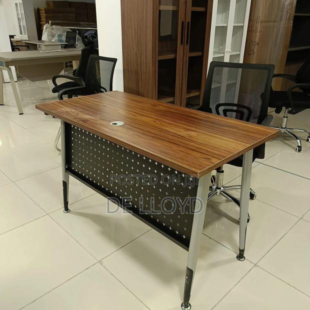 Modern Office Table (140cm by 60 Cm ) · Photo 4