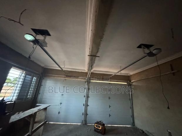 Automated Canadian Garage Door · Photo 2
