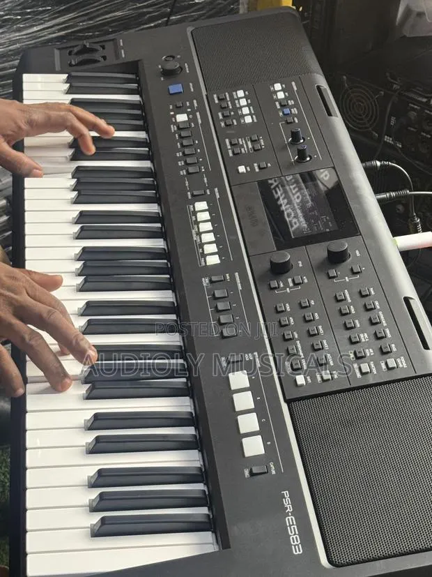 Yamaha PSR E” 583 New Edition Keyboard · Photo 1