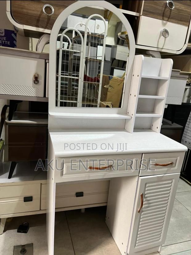 Dressing Mirror Table and Chair · Photo 1