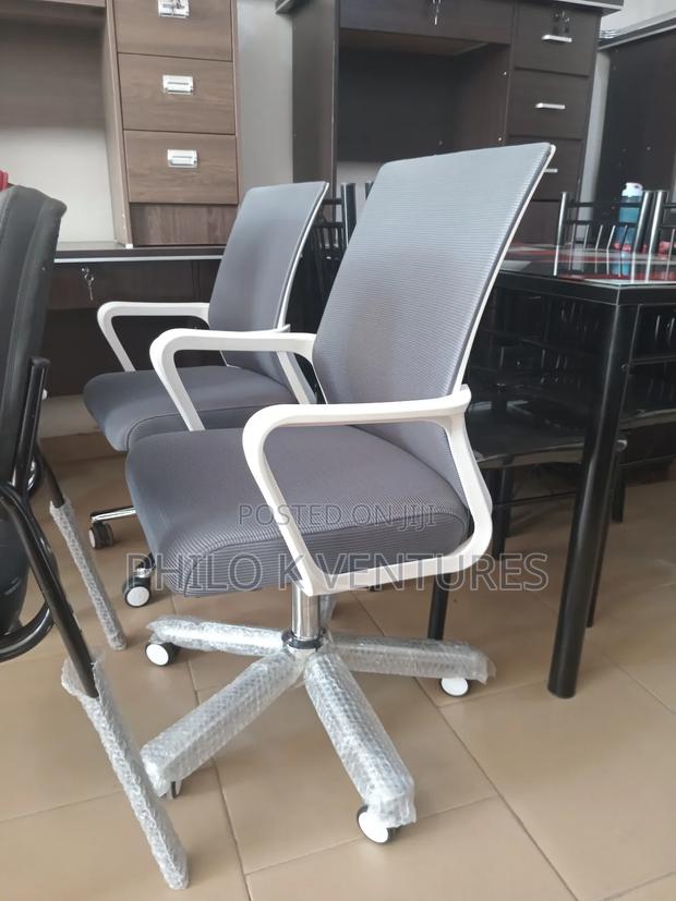 Durable Mesh Swivel White Chair · Photo 1