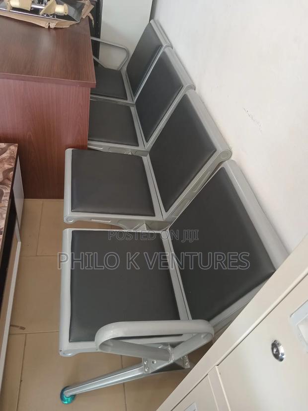 Design Black Heavy Duty Chair for Office · Photo 1