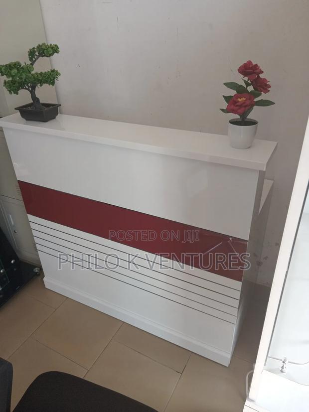 Keyboard Reception Desk · Photo 1