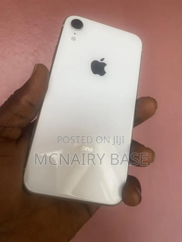 Apple iPhone XR 64 GB White · Photo 1
