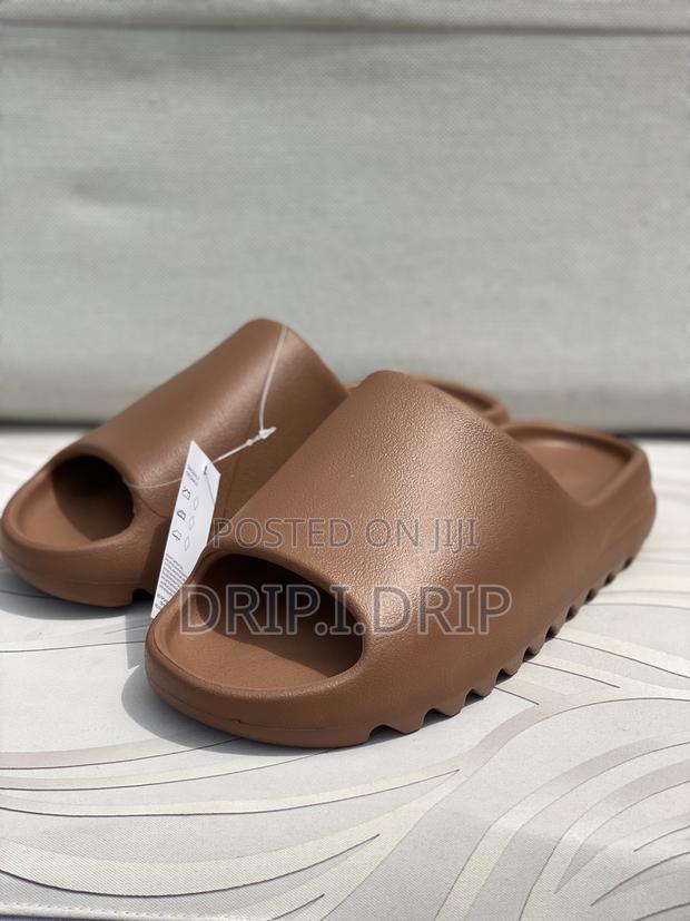 Adidas Yeezy Slides (Coffee Brown ) .In Box . Authentic · Photo 1