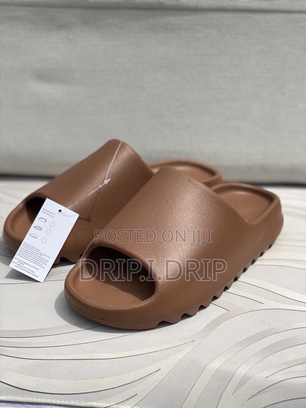 Adidas Yeezy Slides (Coffee Brown ) .In Box . Authentic · Photo 2