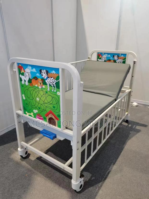 Children Hospital Bed With Complete Accessories · Photo 1