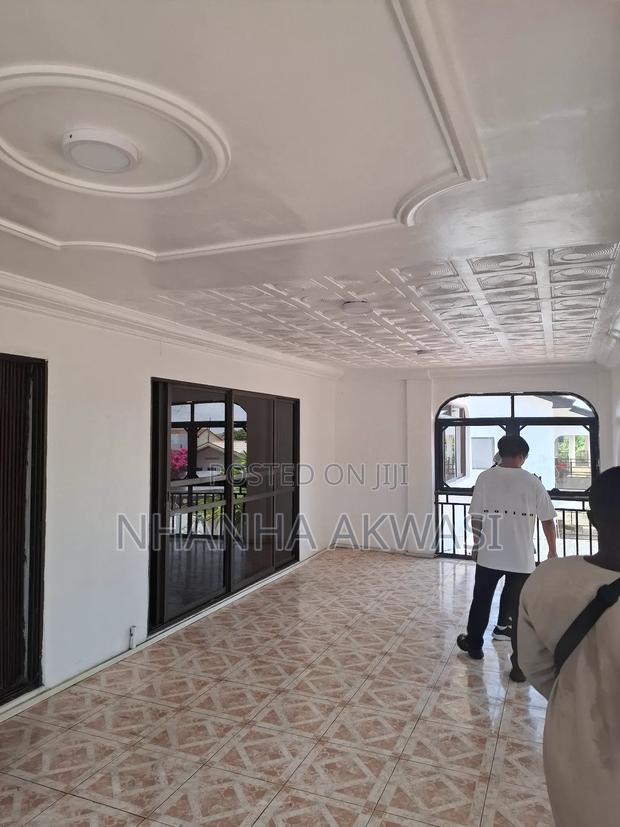 Furnished 10bdrm House in Community 3, Tema Metropolitan for rent · Photo 1