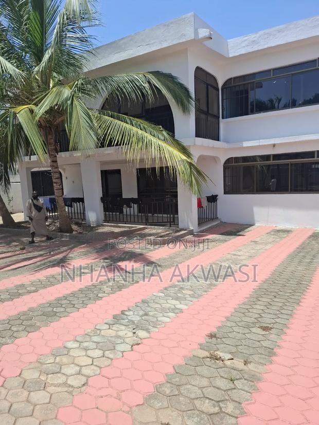 Furnished 10bdrm House in Community 3, Tema Metropolitan for rent · Photo 8