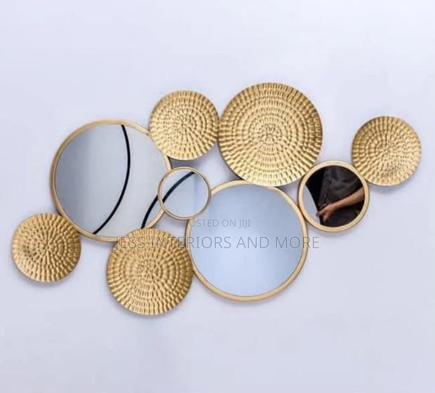 Round Wall Mirror · Photo 1