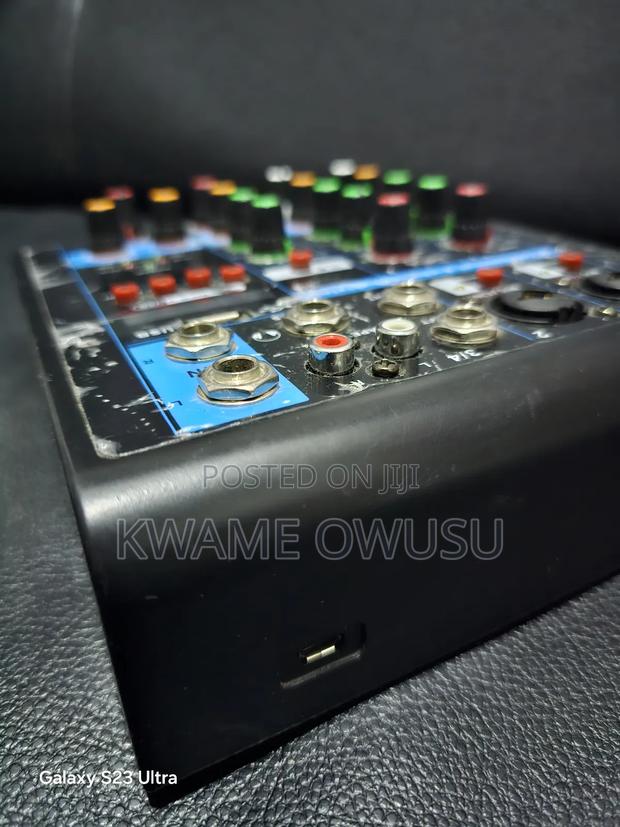 Professional 4 Channel Mixer · Photo 1