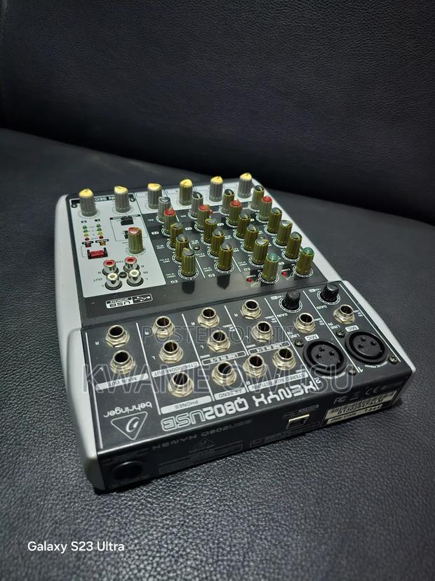Behringer Xenyx Q802 Usb Mixer · Photo 2