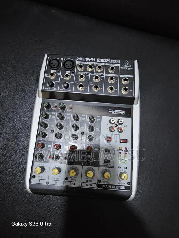 Behringer Xenyx Q802 Usb Mixer · Photo 3