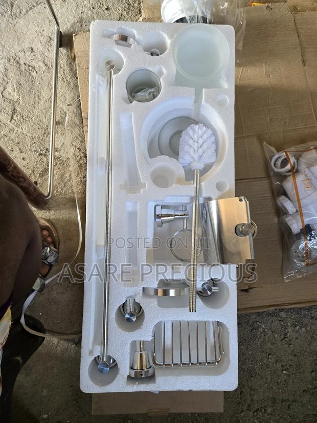 Bathroom Accessories Set · Photo 1