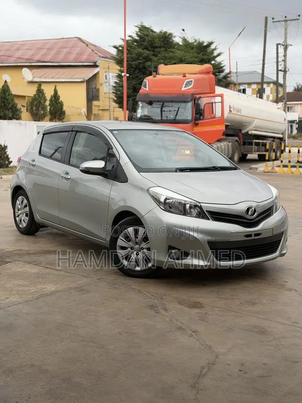 Toyota Vitz 1.3 FWD 5dr 2012 Green