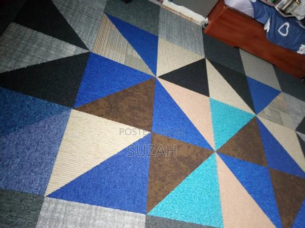 20in in Square Woolen Carpet · Photo 1