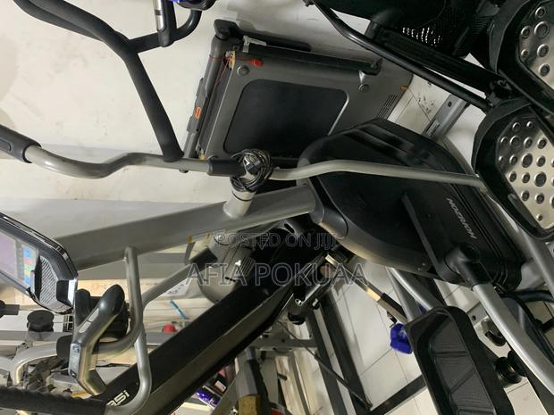 Horizon Elliptical Trainer 130kg · Photo 1