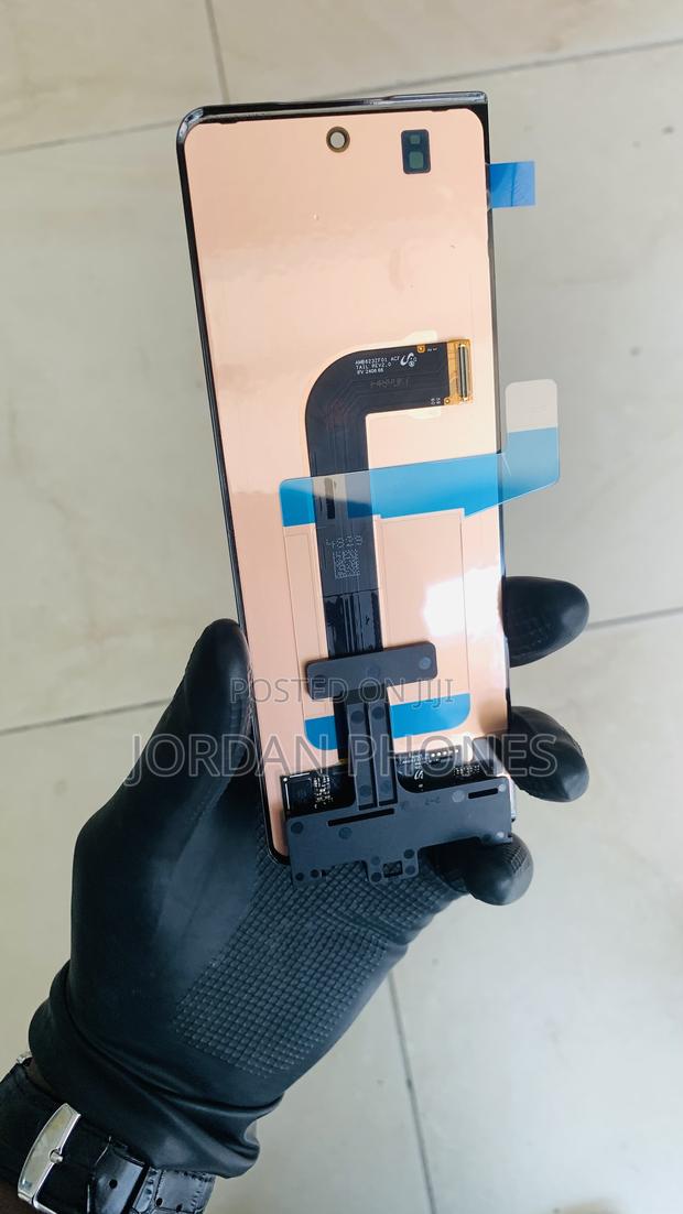 Samsung Galaxy Fold 3 Front Screen · Photo 2