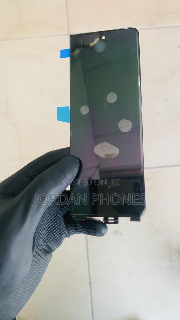 Samsung Galaxy Fold 3 Front Screen · Photo 1