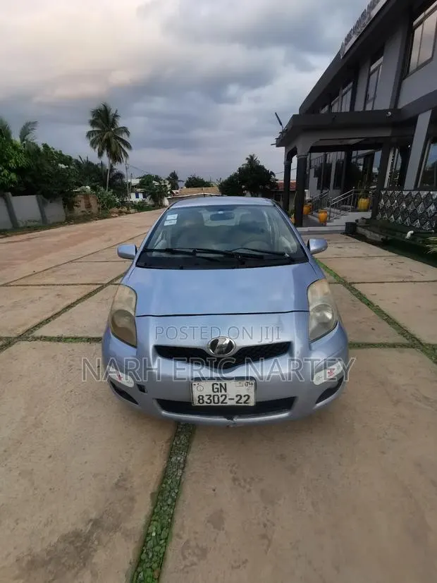 Toyota Vitz 2010 Blue · Photo 1