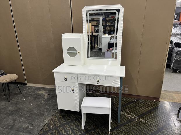 Quality Dressing Table With Light -101 · Photo 1