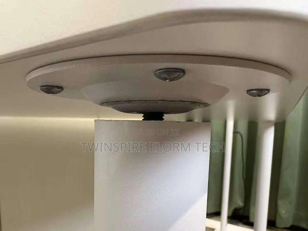 White Desk · Photo 2