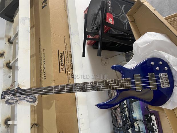 Fender Bass Guitar · Photo 2