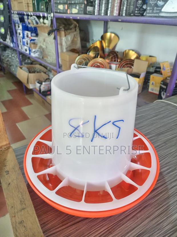 8kg Poultry Feeder · Photo 1