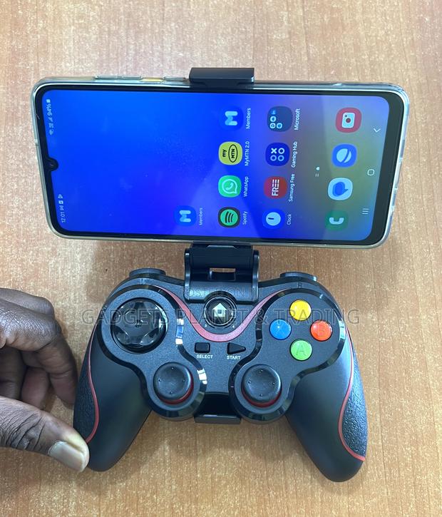 V13 Bluetooth Wireless Game Controller Pad · Photo 4