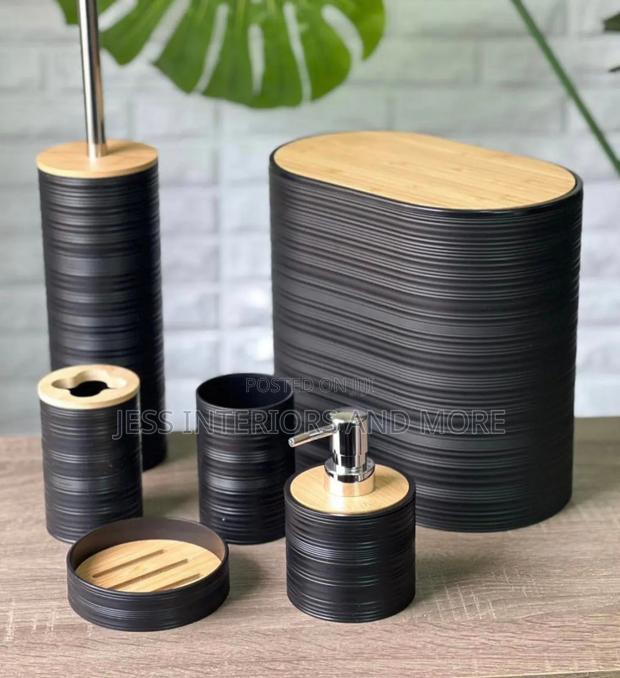 Bathroom Accessories Set · Photo 1