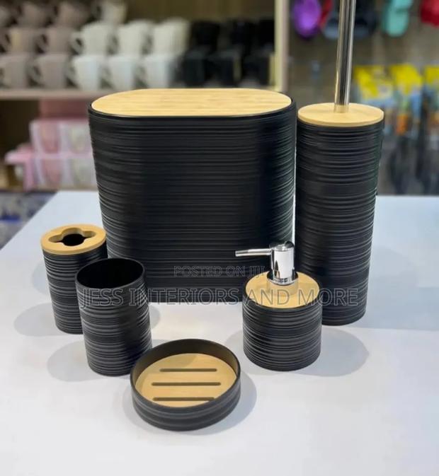 Bathroom Accessories Set · Photo 2