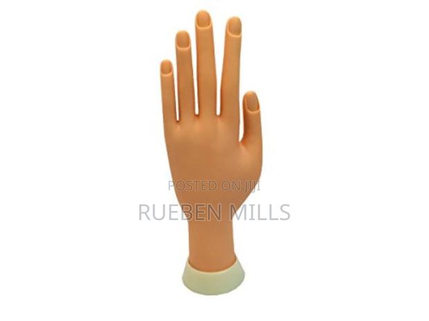 Flexible Plastic Mannequin Practice Hand For Manicure · Photo 1