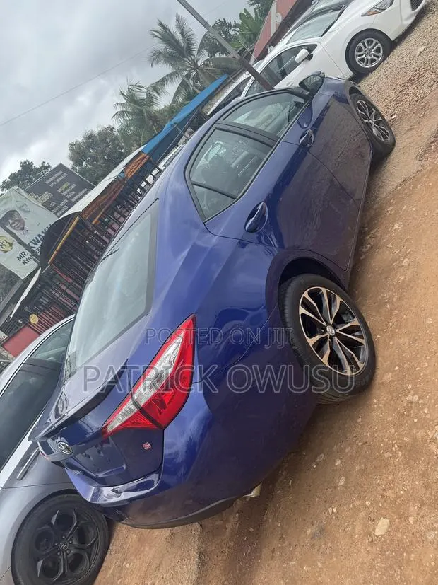 Toyota Corolla 2016 Blue · Photo 1