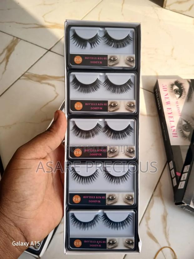 Charming Looks Eye Lashes Set · Photo 3