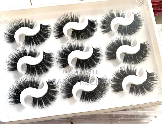 Large Fluffy Eyelashes · Photo 1