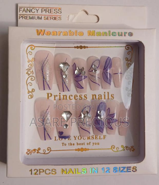 Short Fake Nails · Photo 1