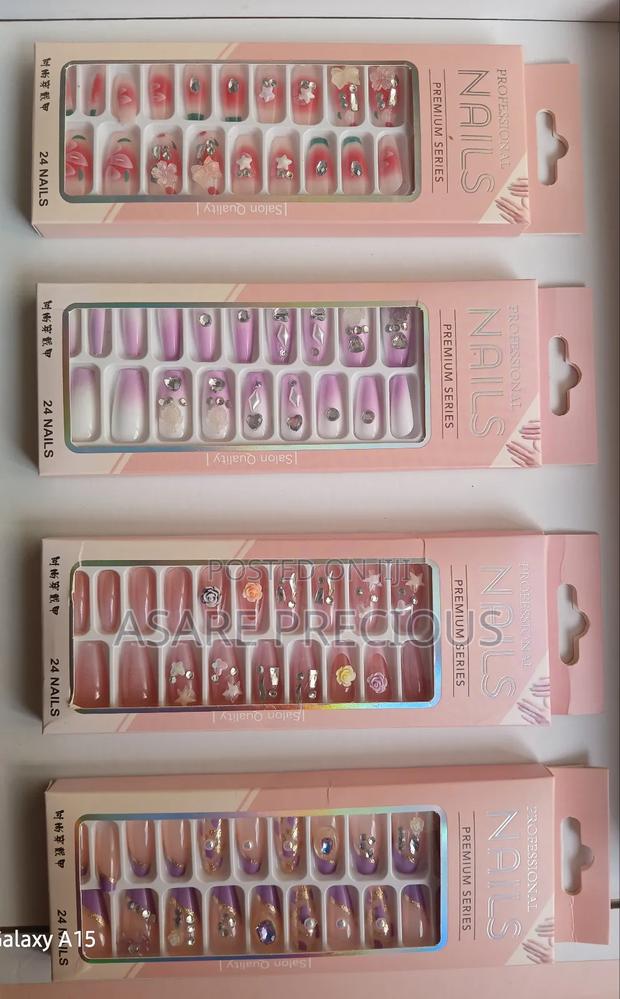 Short Fake Nails · Photo 2