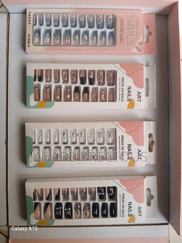 Short Fake Nails · Photo 4
